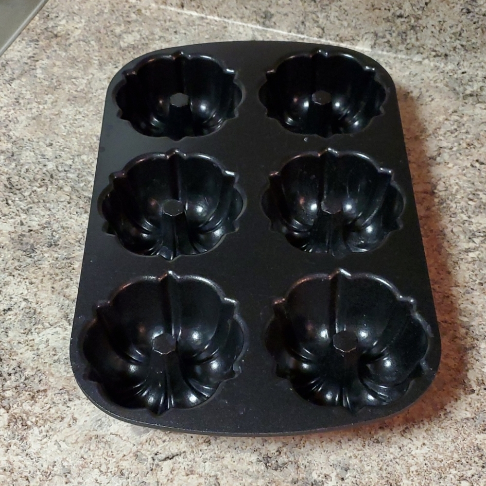 Mini bundt pan